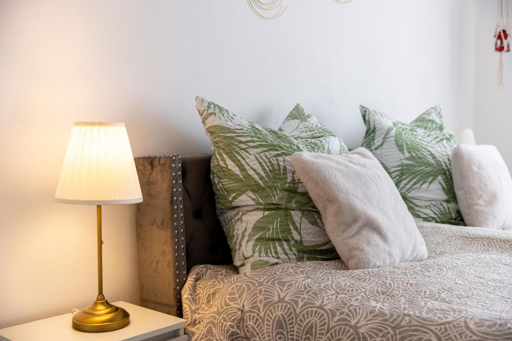 Schoenes, Modernes Apartment Mit Zwei Schlafzimmern - Zentral Mit Balkon Fuer 6 Personen Montabaur Esterno foto