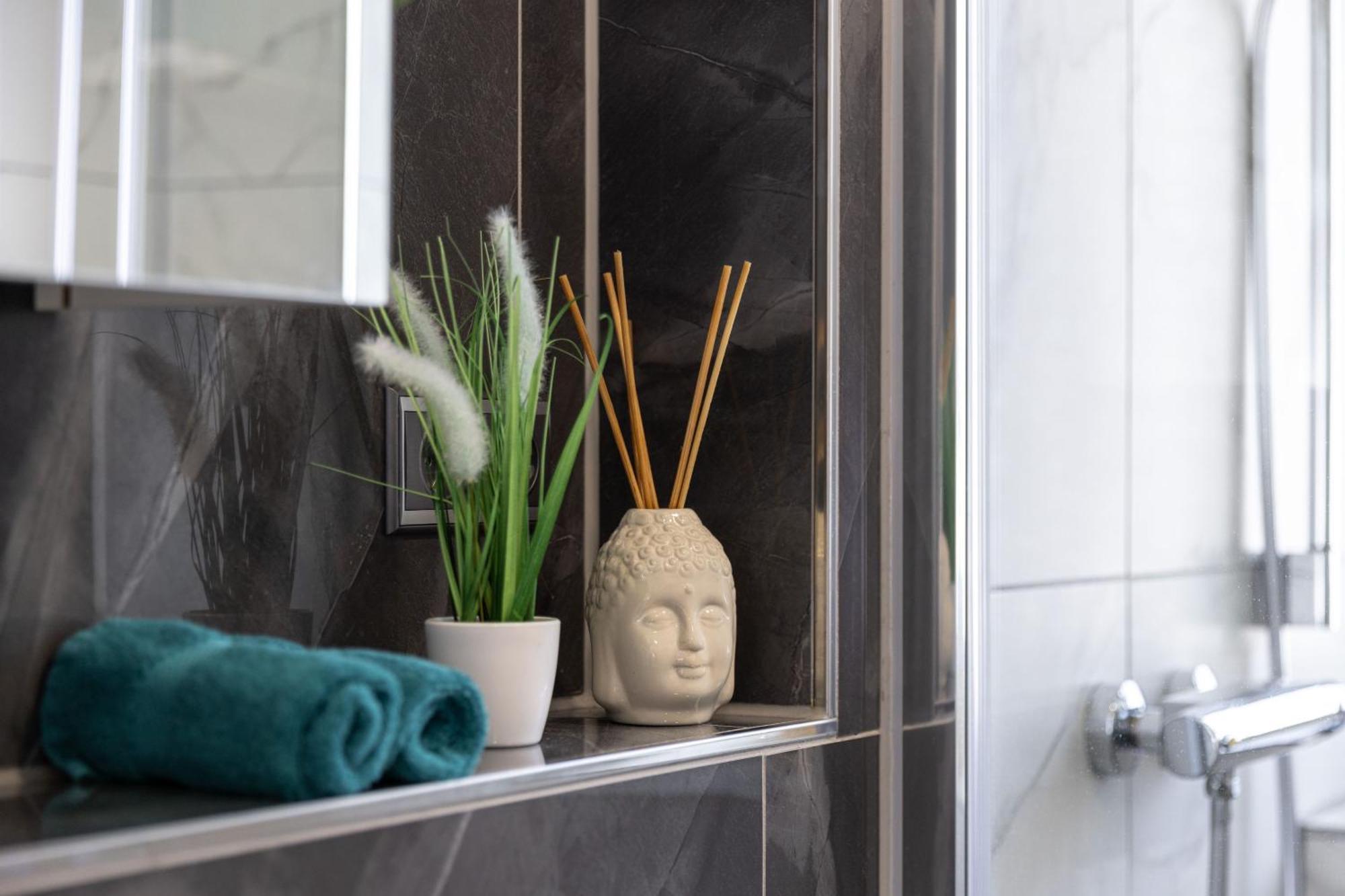 Schoenes, Modernes Apartment Mit Zwei Schlafzimmern - Zentral Mit Balkon Fuer 6 Personen Montabaur Esterno foto