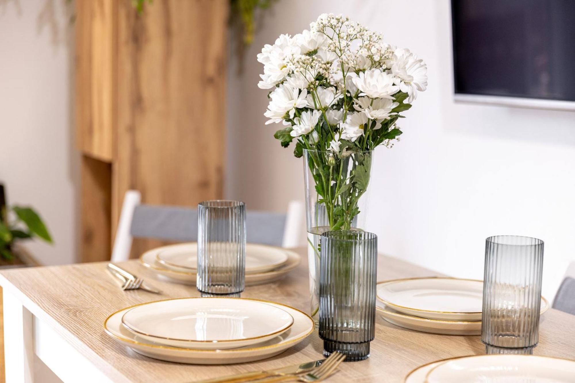 Schoenes, Modernes Apartment Mit Zwei Schlafzimmern - Zentral Mit Balkon Fuer 6 Personen Montabaur Esterno foto